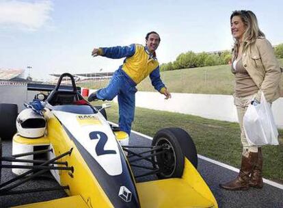 Tomás Martín, con su esposa, en el circuito de Montmeló, donde probó un coche de carreras.