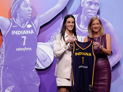 Caitlin Clark (a la izquierda), con la comisionada de la WNBA, Cathy Engelbert, tras ser seleccionada por las Indiana Fever.