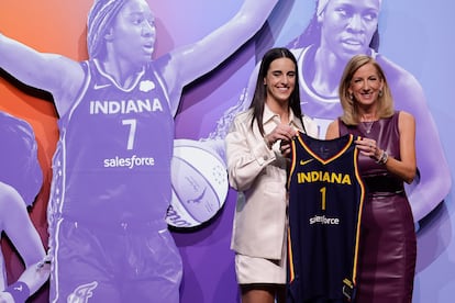 Caitlin Clark (a la izquierda), con la comisionada de la WNBA, Cathy Engelbert, tras ser seleccionada por las Indiana Fever.