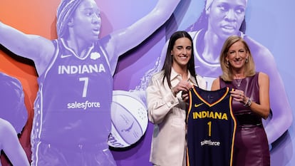 Caitlin Clark (a la izquierda), con la comisionada de la WNBA, Cathy Engelbert, tras ser seleccionada por las Indiana Fever.