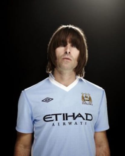 El cantante Liam Gallagher, con la camiseta del Manchester City.