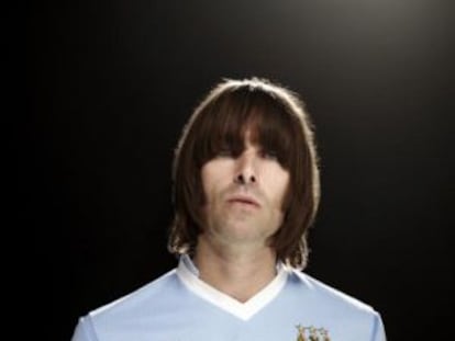 El cantante Liam Gallagher, con la camiseta del Manchester City.