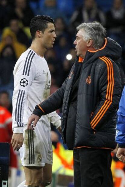 Cristiano, ante Ancelotti, se retira lesionado ante el Borussia.