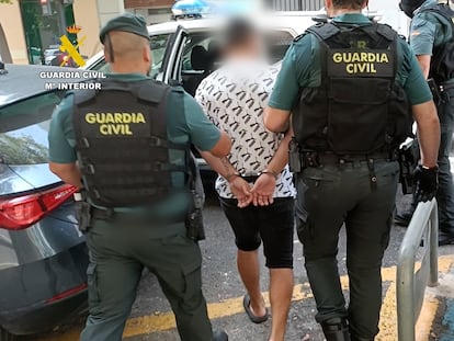 La Guardia Civil acompaña a uno de los detenidos contra la "mafia del cobre".