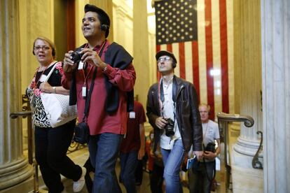 Un grupo de turistas visitan el Capitolio, tras 16 días cerrado al público, 17 de octubre de 2013.