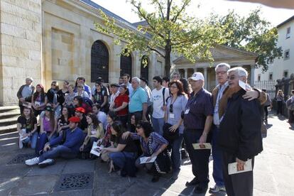 Miembros de las casas vascas, durante una visita a Gernika.