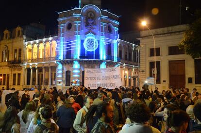 En Paraná, en la provincia de Entre Ríos, una multitud exigió el freno a los aumentos de la tarifa de luz, gas y agua. Las facturas, que estuvieron hipersubvencionadas durante el kirchnerismo, han sufrido incrementos de entre un 300% y un 1.000% en el primer semestre de 2016.