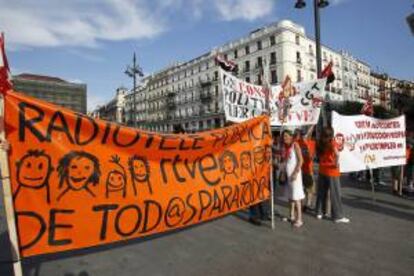 Trabajadores de Radio Televisión Madrid durante una manifestación en defensa de toda la plantilla. EFE/Archivo