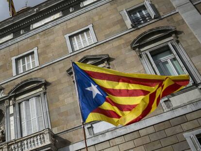 Estelada en la plaza de Sant Jaume. 