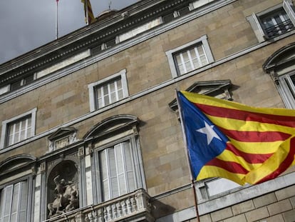 Estelada en la plaza de Sant Jaume. 