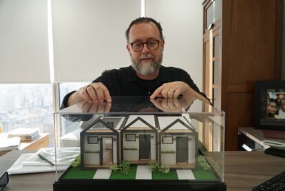 Carlos Bezerra Júnior muestra una maqueta de las unidades de microvivienda.