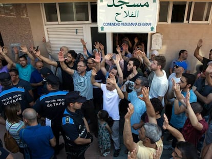 Miembros de la asociación Al Falah de Getafe durante la protesta de este miércoles por el cierre de su mezquita.
