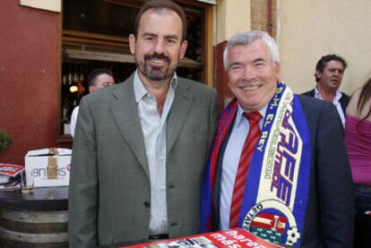 Ángel Torres (izquierda) posa con Pedro Castro en mayo de 2007.