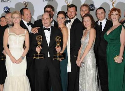 Parte del equipo y el reparto de <i>Mad men,</i> ficción galardonada con seis premios Emmy, entre ellos a la mejor serie dramática.
Glenn Close, con su trofeo.