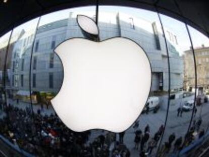 People wait on a street in front of an Apple store as they await sales of the new iPad in the Apple store in Munich in this file photo taken March 16, 2012.  Apple Inc has approved another $30 billion in share buybacks till the end of 2015 and authorized a rarely seen seven-for-one stock split, addressing calls to share more of its cash hoard while broadening the stock&#039;s appeal to individual investors.    REUTERS/Michaela Rehle/Files  (GERMANY - Tags: BUSINESS SCIENCE TECHNOLOGY)