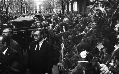 Una multitud acompaña el féretro de uno de los abogados asesinados en la matanza de Atocha, el 26 de enero de 1977.