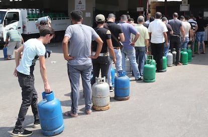 Cola para recargar bombonas de gas, el lunes en una gasolinera de Beirut.