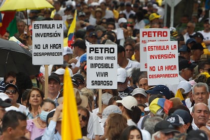 El secretario de Gobierno de Medellín, Esteban Restrepo, denunció en un video publicado en su cuenta de Twitter que algunos manifestantes agredieron a otras personas, sin especificar un contexto ni quiénes eran el blanco de los ataques. En la imagen, manifestantes marchan sobre las calles de Medellín. 