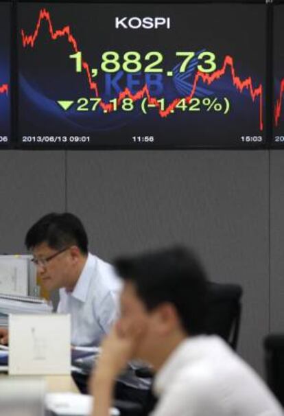 Agentes trabajan en la Bolsa de Seúl, Corea del Sur. EFE/Archivo