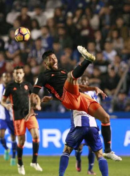 Despeje del zaguero valencianista Ezequiel Garay.