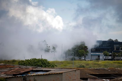 La nube tóxica provocada por el incendio, este sábado, en Vilanova i la Geltrú (Barcelona).