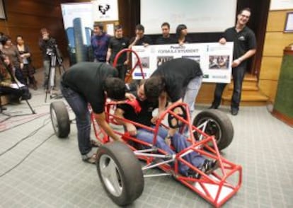 Alumnos de la Escuela de Ingenieros de Bilbao junto a un prototipo de coche, en cuyo proyecto participaron.