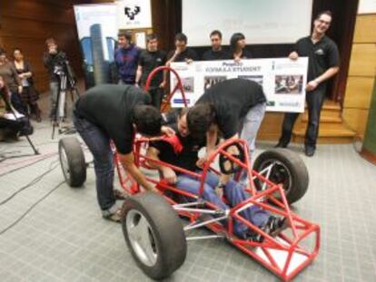 Alumnos de la Escuela de Ingenieros de Bilbao junto a un prototipo de coche, en cuyo proyecto participaron.