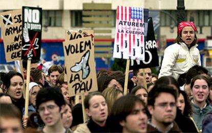 Varios miles de estudiantes se manifiestan en Valencia en protesta contra la guerra en Irak.