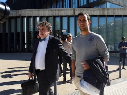 Íñigo López (derecha), con su abogado, Juan Pablo Lerena, a la salida del juzgado de Huesca.