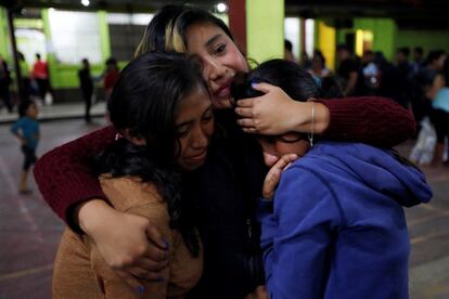 Tres dones s'abracen dins d'un refugi a San Juan Alotenango, el 3 de juny.