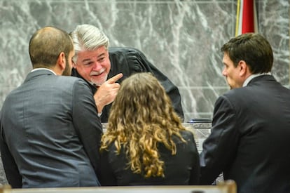 El juez Dennis Bailey habla con los abogados del hispano-estadounidense Pablo Ibar y el representante de la fiscalía durante la fase oral del último juicio al que se ha sometido el preso hispano-estadounidense.