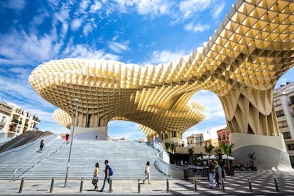 Vista del proyecto Metropol Parasol, conocido como las Setas de Sevilla, proyectado por el arquitecto J&uuml;rgen Mayer en la plaza de la Encarnaci&oacute;n.  