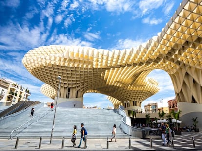 Vista del proyecto Metropol Parasol, conocido como las Setas de Sevilla, proyectado por el arquitecto J&uuml;rgen Mayer en la plaza de la Encarnaci&oacute;n.  