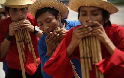 Estudiantes miembros de la comunidad indígena de Guna durante el desfile del día de la independencia en ciudad de Panamá.