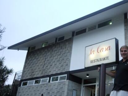 Alejandro Robaina ante el restaurante La Casa, en La Habana.