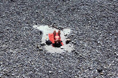 Una mujer disfruta de las buenas temperaturas en una playa en Niza (Francia).