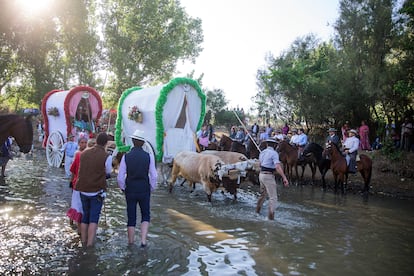 Paso de la hermandad de Triana por el vado del Quema, en Aznalcázar (Sevilla), en 2019.