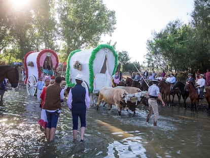 Paso de la hermandad de Triana por el vado del Quema, en Aznalcázar (Sevilla), en 2019.