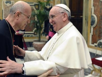 El nuevo Papa saluda al secretario de Estado del Vaticano, Tarcisio Bertone, el pasado 15 de marzo