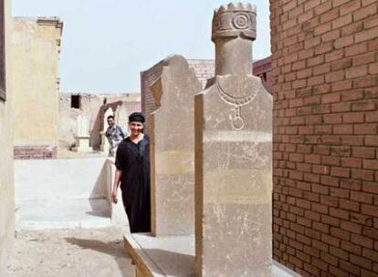 Una habitante de la Ciudad de los Muertos, como se conoce al conjunto de cementerios de El Cairo.