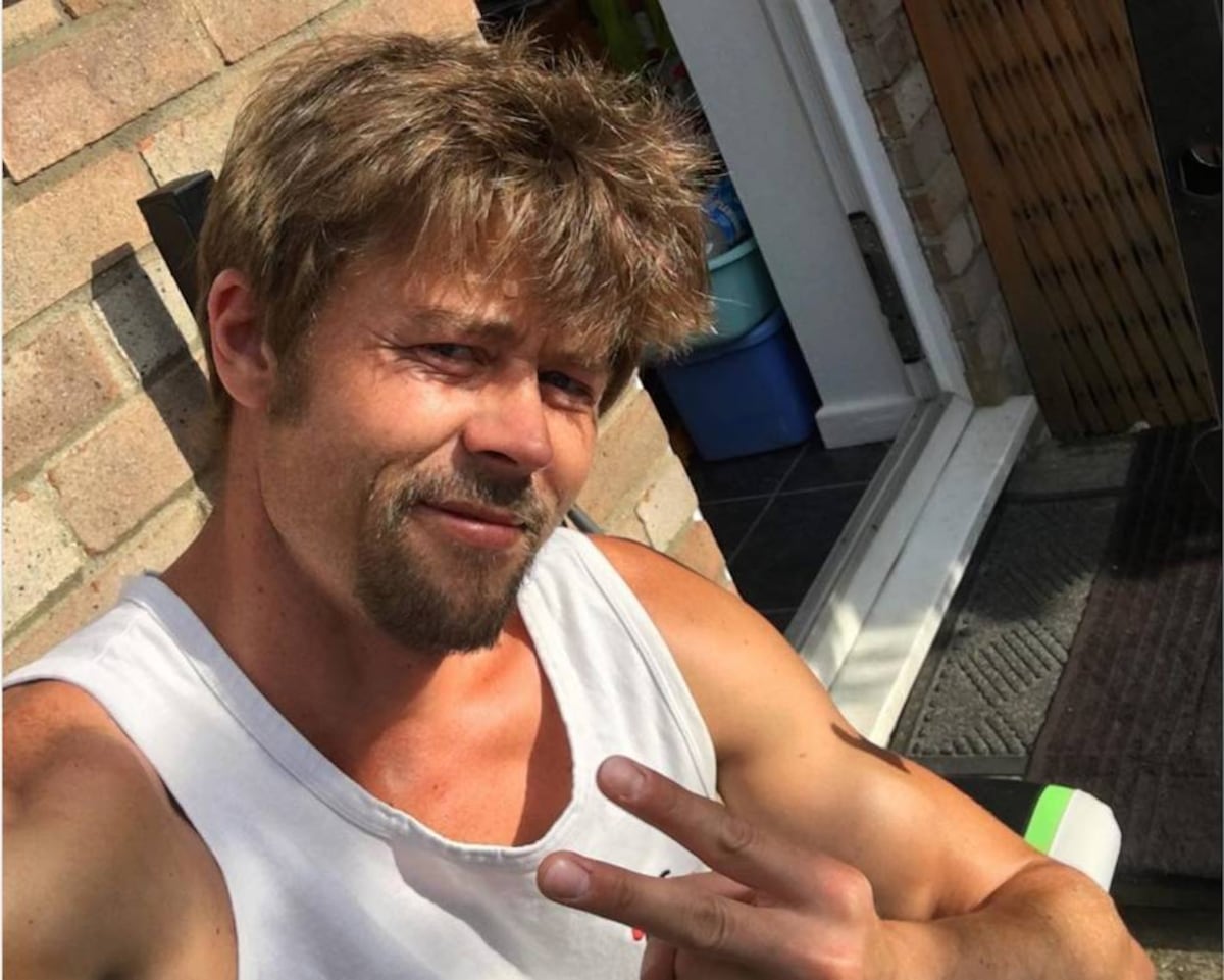 De pedreiro a ganhar 6.600 reais por foto: o sósia de Brad Pitt que