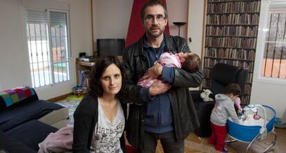 Marta Montes y Jos&eacute; Carlos Chic&oacute;n con la peque&ntilde;a Naia.