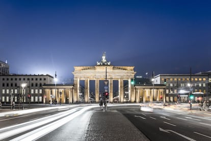 10 Apr 2015, Berlin, Germany --- Germany, Berlin, Berlin-Mitte, Brandenburg Gate, Place of March 18 at night --- Image by © Ega Birk/Westend61/Corbis