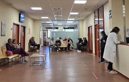 Varias personas esperando su turno en la consulta de dermatología del Hospital Ramón y Cajal el jueves 10 de octubre.