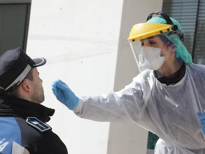 Una sanitaria realiza una prueba de Covid-19 a un policía, en Madrid.