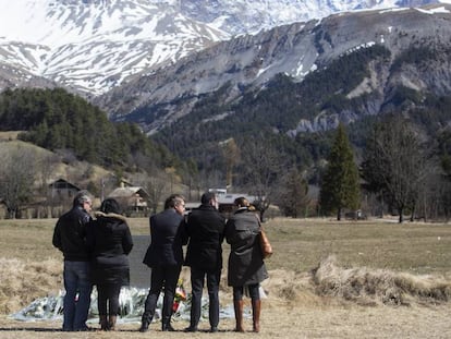 Familiares de víctimas ante el monolito erigido en Le Vernet (Francia) en 2015.