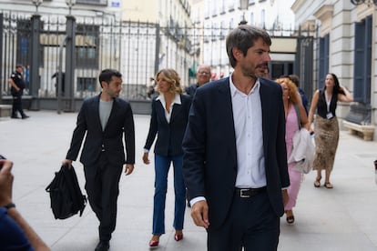 La vicepresidenta segunda y ministra de Trabajo y Economía Social, Yolanda Díaz; el ministro de Consumo y Agenda 2030, Pablo Bustinduy, y el ministro de Cultura, Ernest Urtasun, a su llegada al Congreso de los Diputados, la semana pasada. 