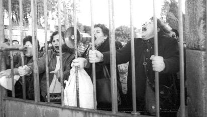 Manifestación en contra de la puesta en libertad de Laureano Oubiña, frente al pazo del narcotraficante en Vilagarcía de Arousa, en 1994.