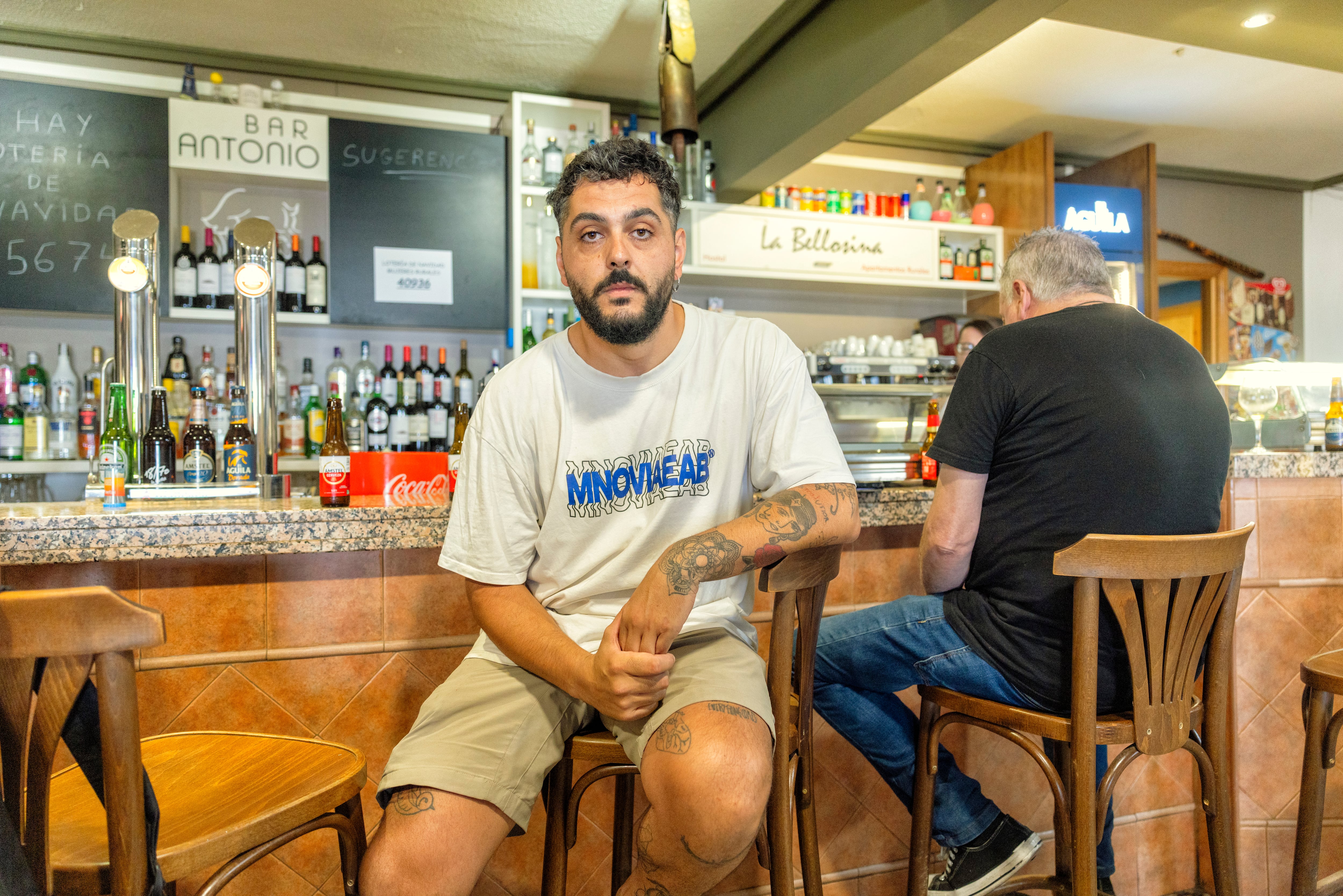 Borja Viillar, en el bar Antonio, de Cabezabellosa. 