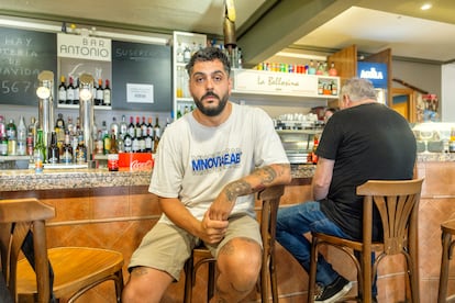 Borja Viillar, en el bar Antonio, de Cabezabellosa. 